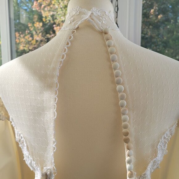 Fantastic Vintage Lace, Satin, Buttons, and puffy sleeves - Picture 9 of 16